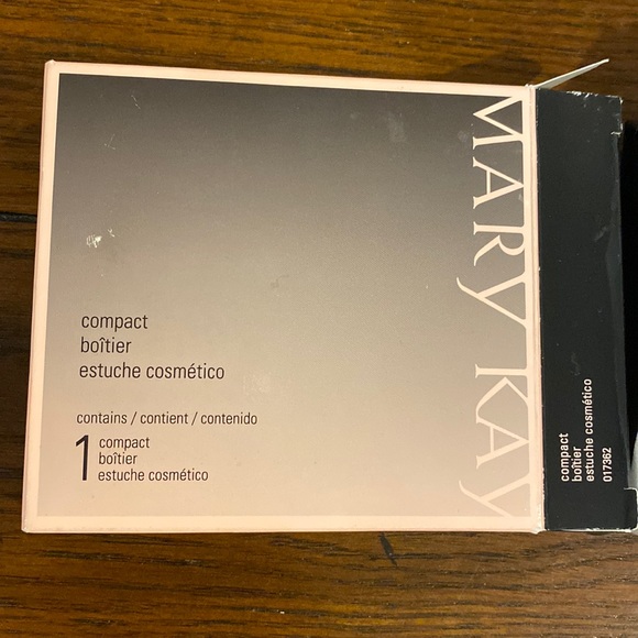 NEW Mary Kay Large Compact - Picture 2 of 7
